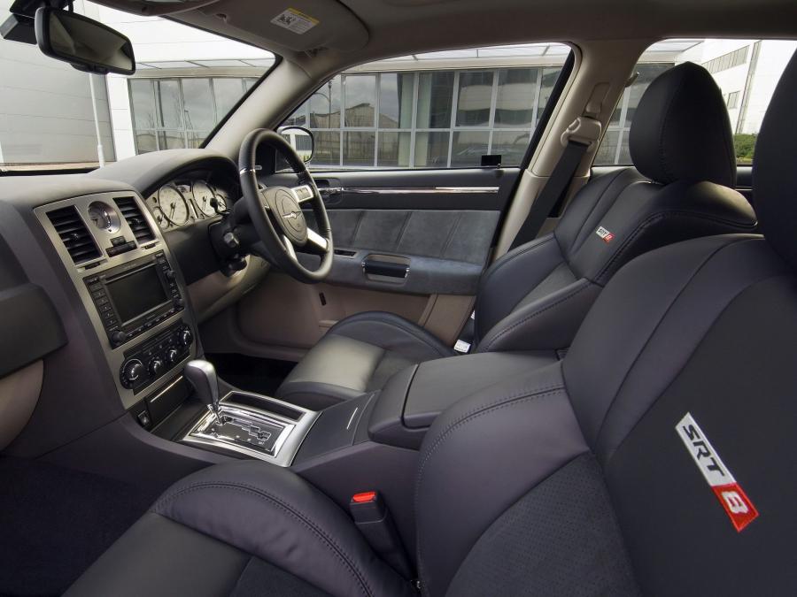  Chrysler 300C SRT8 Touring 2006 года  (UK) (фото 12 из 18)